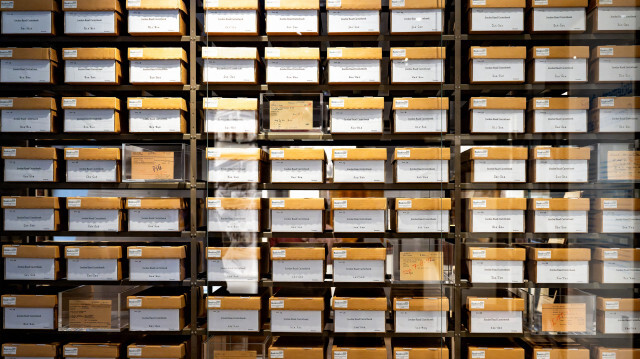 Une photo prise au Musée national de l'Holocauste à Amsterdam le 5 mars 2024 montre des boîtes contenant les noms et autres détails des personnes juives aux Pays-Bas, livrées à la bureaucratie néerlandaise et aux nazis, lors d'une présentation à la presse avant l'ouverture du musée.