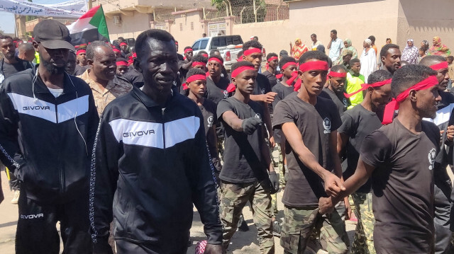 Des membres de la résistance populaire armée soudanaise, qui soutient l'armée, défilent dans les rues de Gedaref, dans l'est du Soudan, le 3 mars 2024, dans le cadre du conflit qui oppose actuellement l'armée et les forces paramilitaires au Soudan. Le Soudan, pays déchiré par la guerre, est actuellement ravagé par des combats internes entre l'armée soudanaise et les forces paramilitaires de soutien rapide (RSF).