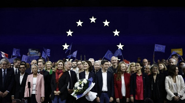 La députée européenne française et tête de liste du groupe Renew Valérie Hayer se tient à côté du Premier ministre français Gabriel Attal et de la présidente de l'Assemblée nationale Yael Braun-Pivet sur la scène à la fin du lancement de la campagne politique du parti Renew Europe pour les prochaines élections du Parlement européen, à Lille, dans le nord de la France, le 9 mars 2024.