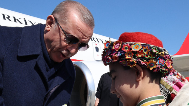 Cumhurbaşkanı Erdoğan, yöresel kıyafetli çocuklar tarafından çiçekle karşılandı.