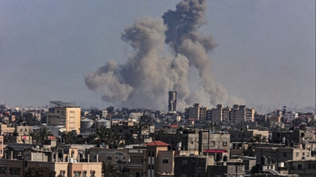 De la fumée s'élève au-dessus de la bande de Gaza lors d'un bombardement israélien, le 11 mars 2024.