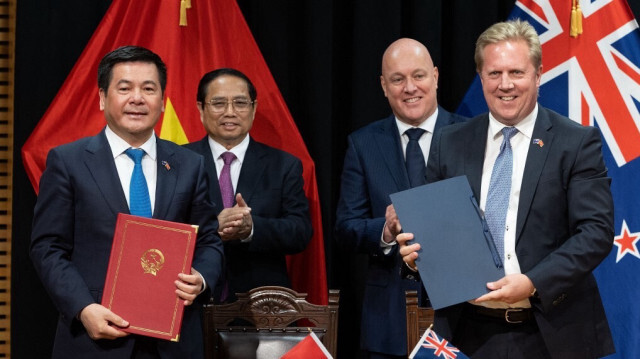 Le Premier ministre du Vietnam Pham Minh Chinh, le Premier ministre de la Nouvelle-Zélande Christopher Luxon et leurs ministres du commerce, assistent à une cérémonie de signature commerciale au parlement de Wellington en Nouvelle-Zélande le 11 mars 2024.