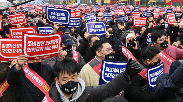 La Corée du Sud a déclaré le 11 mars 2024 qu'elle avait entamé des procédures pour suspendre les licences médicales de 4 900 médecins subalternes qui ont démissionné et ont cessé de travailler pour protester contre les réformes de la formation médicale du gouvernement.