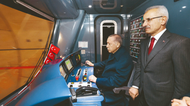 Cumhurbaşkanı Erdoğan, İstanbul'un ulaşımını rahatlatacak metro ve raylı sistem çalışmalarına hız kesmeden devam ettiklerini söyledi.