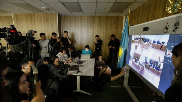 Une émission en direct dans la salle d'audience lors de l'audience préliminaire du procès de l'ancien ministre de l'Économie kazakh Kuandyk Bisimbayev, qui est accusé de "meurtre particulièrement cruel" et de "torture" sur sa femme, devant un tribunal d'Astana le 11 mars 2024.