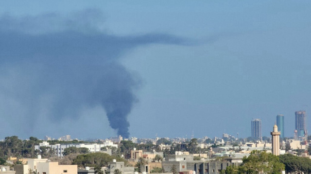 Des fumées s'échappent des affrontements entre des groupes armés affiliés au gouvernement d'unité nationale (GUN) basé à Tripoli, dans la capitale libyenne, le 15 août 2023.