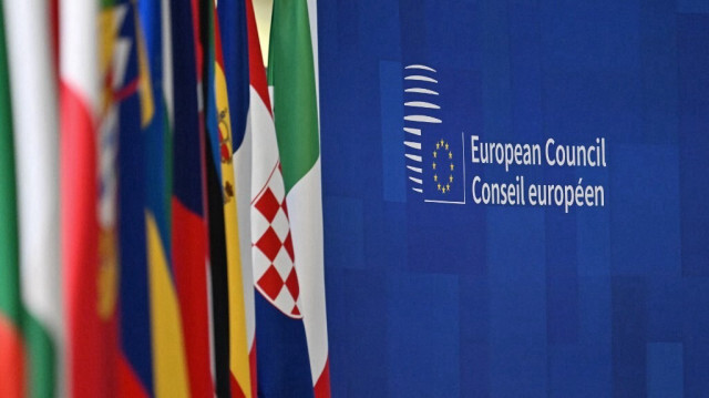 Cette photographie prise le 15 décembre 2023 montre des drapeaux alignés au siège européen lors du sommet de l'Union européenne, à Bruxelles.