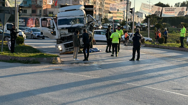 Adana'da otobüs ile kamyon çarpıştı
