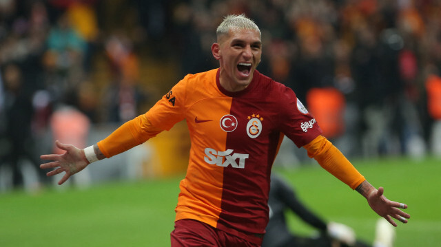 Le joueur de Galatasaray, Lucas Torreira, célèbrant son premier but sous les couleurs Rouge et Jaune, ce vendredi 8 mars 2024, à Istanbul.