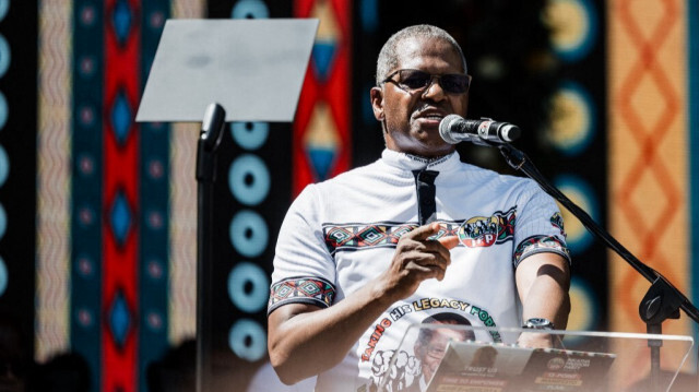 Le leader de l'Inkatha Freedom Party (IFP), Velenkosini Hlabisa, s'adresse à ses partisans lors du lancement du manifeste électoral de l'IFP au stade Moses Mabhida de Durban, le 10 mars 2024.