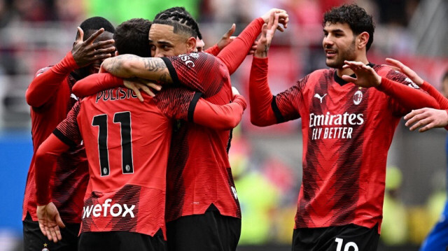 Les joueurs de l'AC Milan Theo Hernandez félicitent Christian Pulisic après son but, lors du match de Serie A entre l'AC Milan et Empoli, au stade San Siro de Milan, le 10 mars 2024.