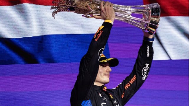 Max Verstappen célébrant sa victoire au Grand Prix d'Arabie Saoudite, le 9 mars 2024, à Jeddah.
