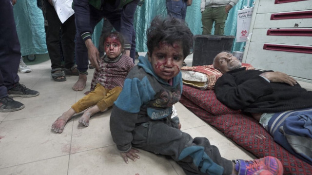 Des enfants palestiniens blessés sont soignés à l'hôpital des Martyrs d'Al-Aqsa après un bombardement israélien à Deir Balah, dans le centre de la bande de Gaza, le 9 mars 2024.