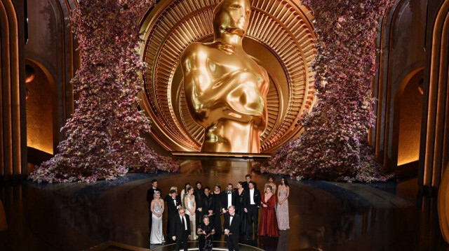 Les producteurs de "Oppenheimer", la productrice britannique Emma Thomas, le producteur américain, Charles Roven et le réalisateur britannique, Christopher Nolan reçoivent le prix du meilleur film sur scène lors de la 96e cérémonie annuelle des Oscars au Dolby Theatre à Hollywood, en Californie, le 10 mars 2024.