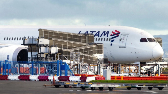 L'avion Boeing 787 Dreamliner de LATAM Airlines qui a soudainement perdu de l'altitude au milieu du vol un jour plus tôt, tombant violemment et blessant des dizaines de voyageurs terrifiés, est vu sur l'aire de trafic de l'aéroport international d'Auckland à Auckland, le 12 mars 2024.