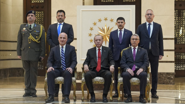 Cumhurbaşkanı Erdoğan, hatıra fotoğrafı sonrası büyükelçiler ile ayrı ayrı görüştü.