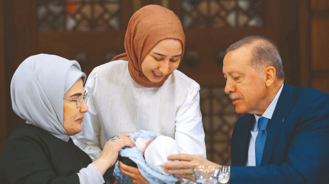 Şehit yakınlarıyla iftarda buluşan Cumhurbaşkanı Erdoğan ve eşi Emine Erdoğan'ın, bir bebeği sevdiği anlar objektiflere böyle yansıdı.