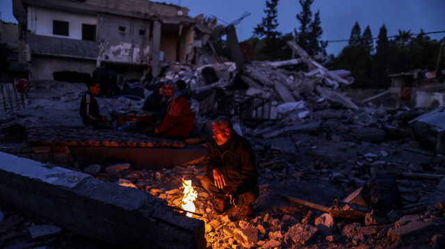 AA: Filistinliler, yıkılan evlerinin enkazı üstünde ilk iftarını yaptı.