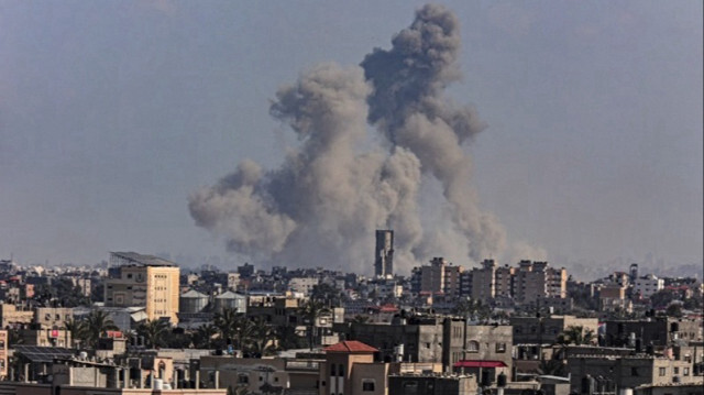 De la fumée s'élève au-dessus de Khan Younes dans le sud de la bande de Gaza lors d'un bombardement israélien, le 11 mars 2024.