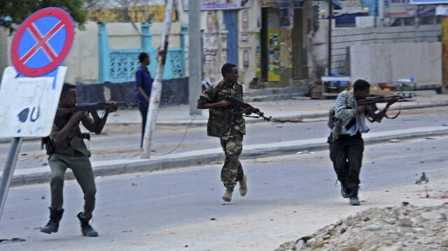 Les forces de sécurité somaliennes interviennent après l'explosion d'une voiture piégée revendiquée par les militants du groupe Shabaab, affiliés à Al-Qaïda, qui a tué au moins 5 personnes à l'hôtel Naasa Hablood à Mogadiscio, le 25 juin 2016.