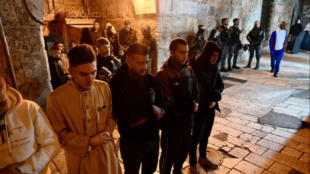Les Palestiniens effectuent la première prière du Tarawih à l'extérieur de la mosquée Al-Aqsa alors que la police israélienne impose des restrictions aux fidèles à Jérusalem-Est, le 10 mars 2024.