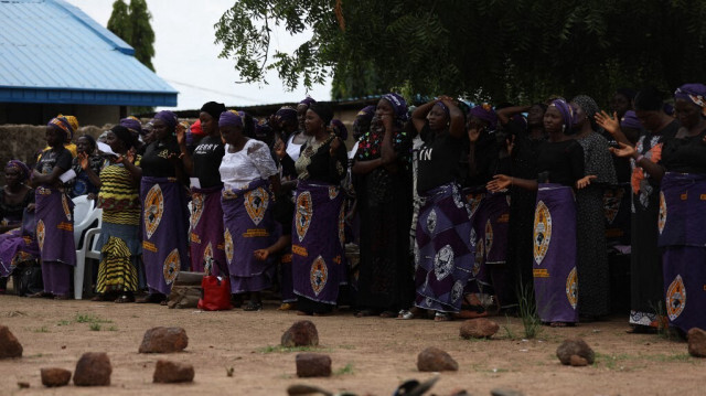 Des parents d'élèves enlevés à la Bethel Baptist High School sont vus à l'intérieur des locaux de l'école pour prier pour le retour de leurs enfants qui ont été enlevés par des hommes armés dans la zone du gouvernement local de Chikun de l'État de Kaduna, au nord-ouest du Nigéria, le 14 juillet 2021.