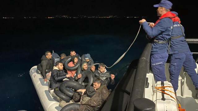 Lastik botta yakalanan 39 düzensiz göçmen İl Göç İdaresi Müdürlüğüne teslim edildi