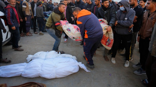 Les corps des Palestiniens sont emmenés à la morgue de l'hôpital pour être ensuite enterrés dans la Bande de Gaza, le 12 mars 2024.
