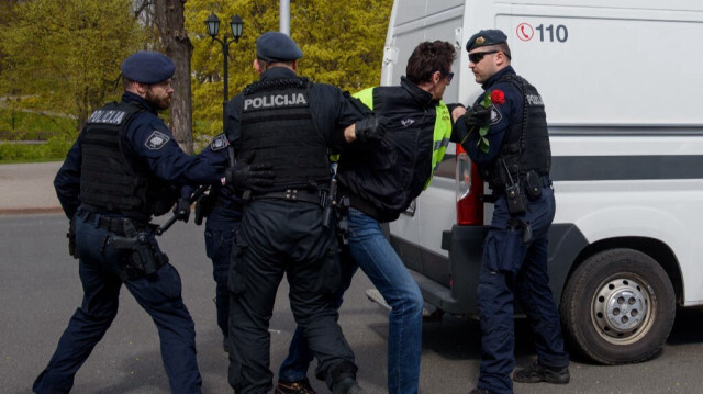 Les services lettons d'immigration ont émis des ordres d'expulsion envers des Russes qui ne respectaient pas les nouvelles règles en vigueur, qui comprennent notamment de parler le letton ou d'être inscrit dans un cours de langue.