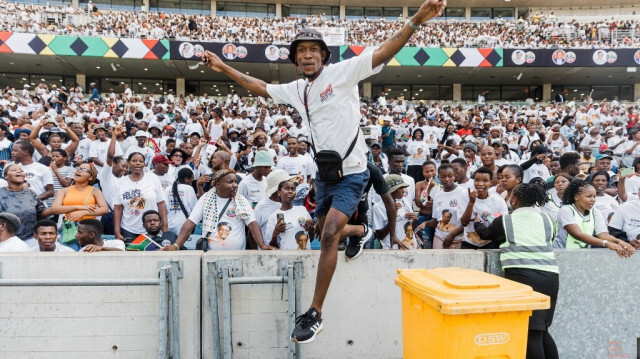 Un partisan de l'Inkatha Freedom Party (IFP) dans les tribunes lors du lancement du manifeste électoral de l'IFP au stade Moses Mabhida de Durban, le 10 mars 2024.