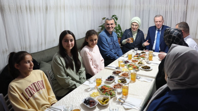 Cumhurbaşkanı Erdoğan ve eşi Emine Erdoğan, iftarda Taş ailesinin misafiri oldu.