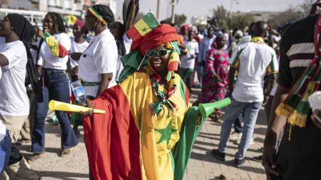 Un partisan de l'actuel président sénégalais danse lors d'un rassemblement de soutien à son leader à Dakar, le 24 février 2024.