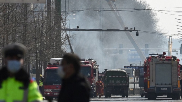 Les pompiers travaillent sur les lieux d'une énorme explosion de gaz présumée dans un restaurant a tué une personne et en a blessé 22 autres dans la province du Hebei, dans le nord de la Chine, le 13 mars.