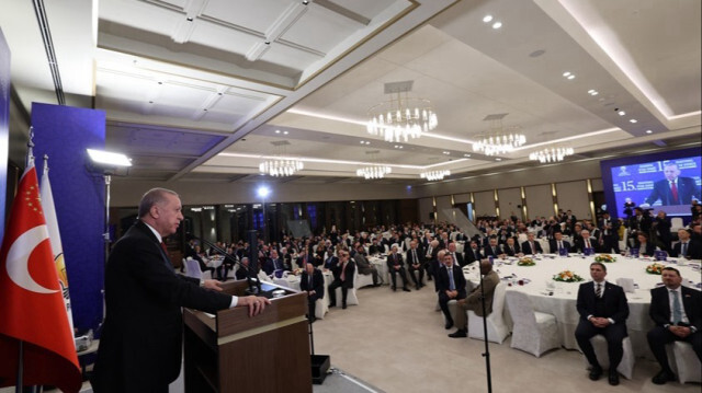 Le Pésident turc, Recep Tayyip Erdogan, rencontre les ambassadeurs lors d'un dîner d'Iftar (rupture du jeûne) au siège du AK parti à Ankara, en Turkiye, le 12 mars 2024.