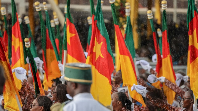 Des membres du Mouvement démocratique du peuple camerounais (RDPC) du président camerounais Paul Biya défilent lors de la parade du 20 mai marquant la 51e célébration de la Journée de l'unité à Yaoundé, le 20 mai 2023.