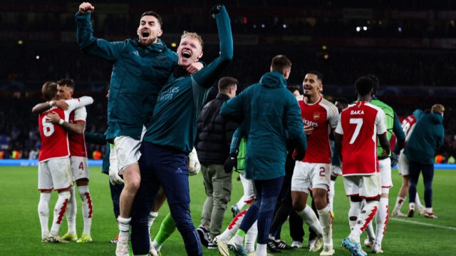 Les joueurs d'Arsenal célèbrent leur qualification en quarts de finale de la Ligue des champions de l'UEFA, après avoir éliminé le FC Porto à Londres, le 12 mars 2024. 
