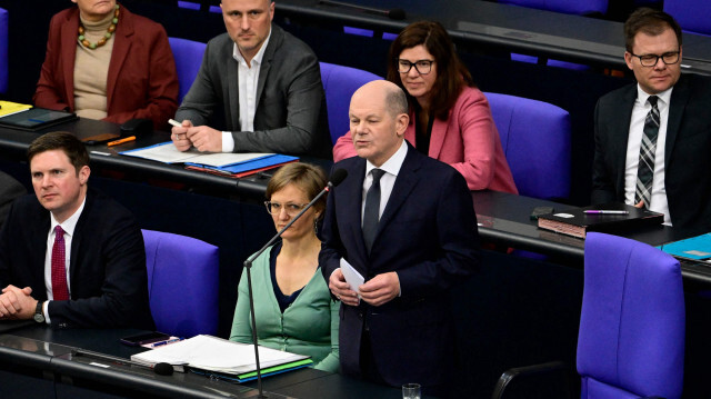 Le Chancelier allemand Olaf Scholz, s'exprime devant la chambre basse du Parlement allemand (Bundestag) en plénière, le 13 mars 2024.