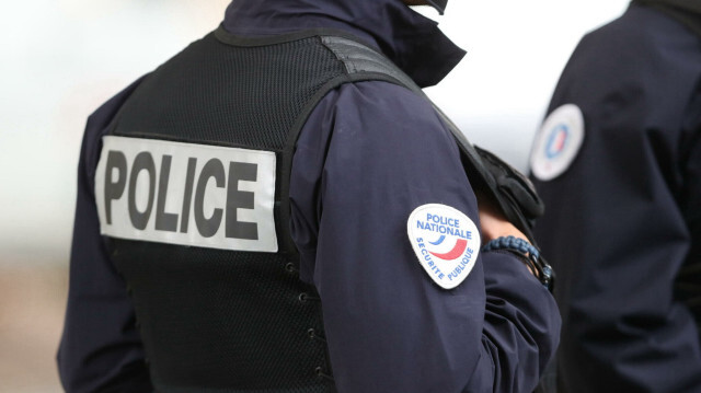 La victime tentait d'échapper à un équipage de police quand elle a croisé la route d'un second véhicule de police qui aurait barré la route du scooter, provoquant l'accident mortel.