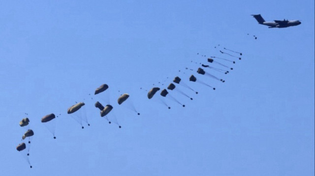 Un avion militaire largue de l'aide humanitaire au-dessus du territoire palestinien, le 12 mars 2024.
