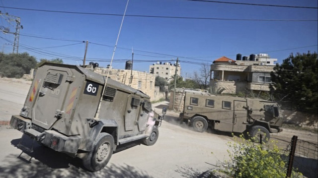 Des véhicules militaires de l'armée d'occupation lors d'un raid dans un camp de réfugiés de Jénine en Palestine occupée.