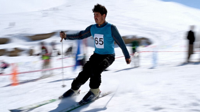Un skieur afghan participe à une course de ski en périphérie de la province de Bamiyan, en Afghanistan, le 8 mars 2024. 