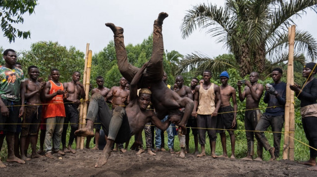 Des membres de l'équipe ougandaise Soft Ground Wrestling s'affrontent lors d'une séance d'entraînement dans leur camp de Mukono, le 28 février 2024. 
