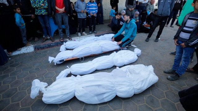 Des proches pleurent près des corps de Palestiniens tué lors d'une attaque israélienne dans la Bande de Gaza, le 13 mars 2024.