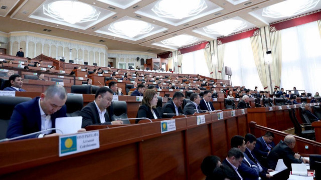Le Parlement Kirghizstan indique le projet de loi a été adopté en troisième lecture et doit "favoriser la transparence des activités des ONG, dont celles financées par des Etats étrangers".