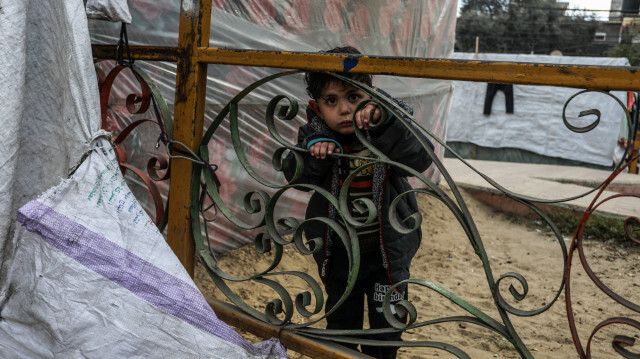 La vie quotidienne des Palestiniens qui se sont réfugiés dans la ville de Rafah, à Gaza, sous les attaques israéliennes, se poursuit dans des conditions difficiles.