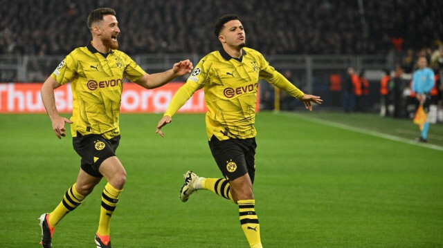 Jadon Sancho (à droite), célèbre son but avec le milieu de terrain turc de Dortmund, Salih Özcan, lors du match de football de la Ligue des champions de l'UEFA, entre le BVB Borussia Dortmund et le PSV Eindhoven, au stade Signal Iduna à Dortmund, Allemagne, le 13 mars 2024.