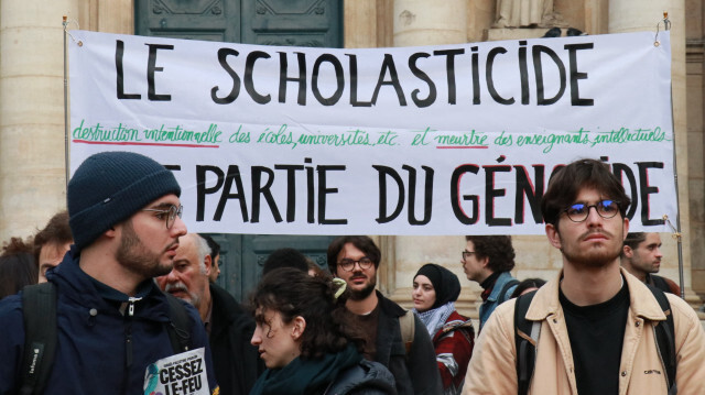 Des étudiants et des universitaires français protestent contre le "scolasticide" en cours en Palestine, à la place de la Sorbonne à Paris, le 13 mars 2024.