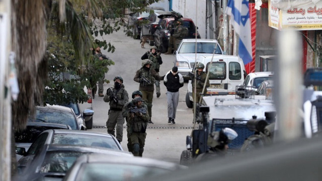 Les forces israéliennes arrêtent des Palestiniens lors d'un raid en Palestine occupée.