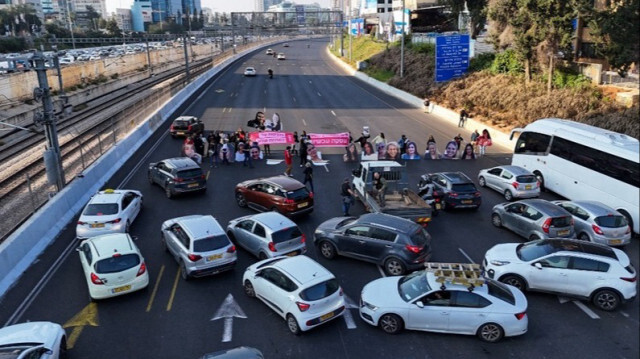 Des familles d'otages israéliens bloquant l'autoroute d'Ayalon lors d'une manifestation à Tel Aviv, le 14 mars 2024.