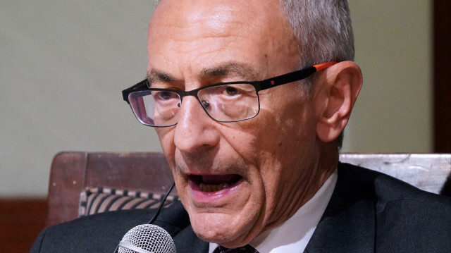 John Podesta, conseiller principal du président des États-Unis pour la politique climatique internationale, prend la parole lors d'un symposium de séminaire à Tokyo le 14 mars 2024.